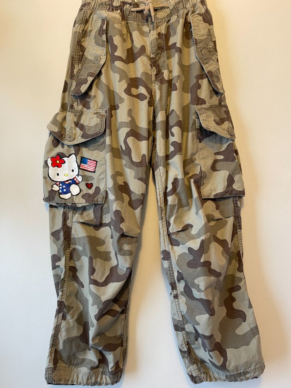Hand-Painted Hello Kitty Camouflage Cargo Pants Levi's - Picture 3 of 7